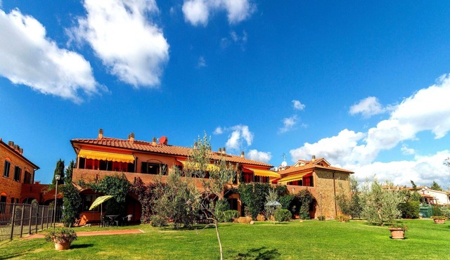 Apartment with pool, WIFI, A/C, TV, veranda, pets allowed, panoramic view, close to San Gimignano
