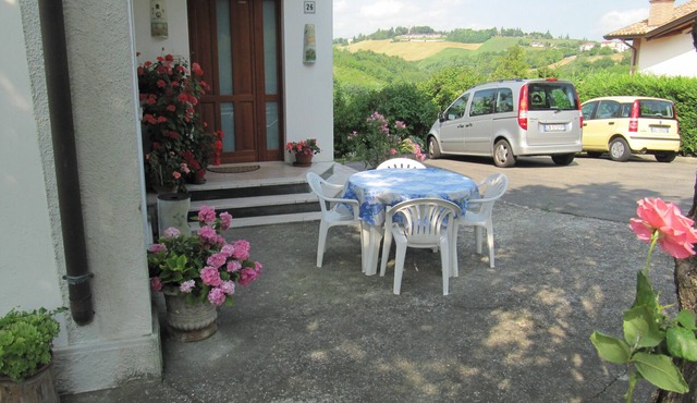 Appartamento con Splendida Vista Sulle Colline, Parcheggio e Giardino