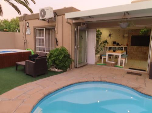 AquaPalms Hideaway - Family Friendly Pool - Hot Tub - Indoor Braai