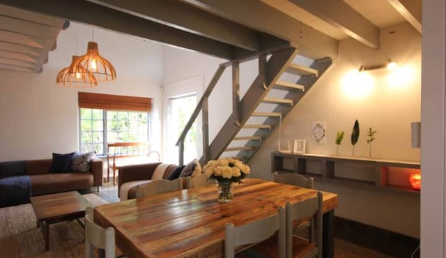 Artistic Loft Cottage. Central. Parking.