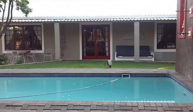 Arty self-catering cottage nestled in a tranquil garden with calming birdlife.