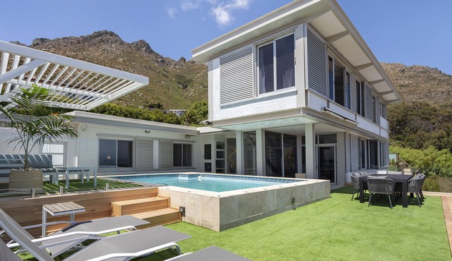 Atlantic Sky Villa - Four Bedroom House, Sleeps 8