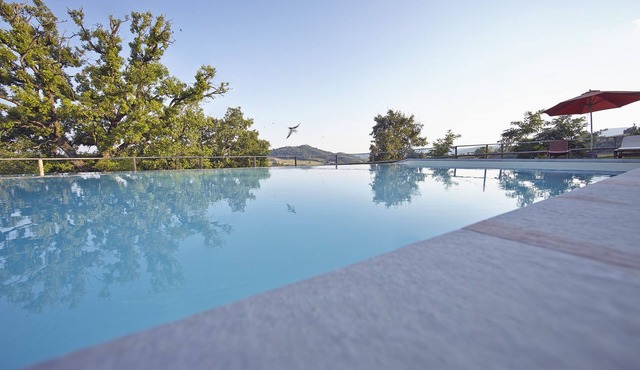 Authentic stone farmhouse, pool, view, bbq, wifi, bedrooms with bathroom and a/c