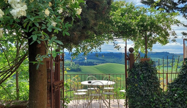 Authentic Tuscan country house, dating back to around the year 1000