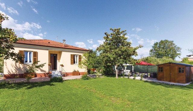 Awesome home in Massa (MS) with WiFi