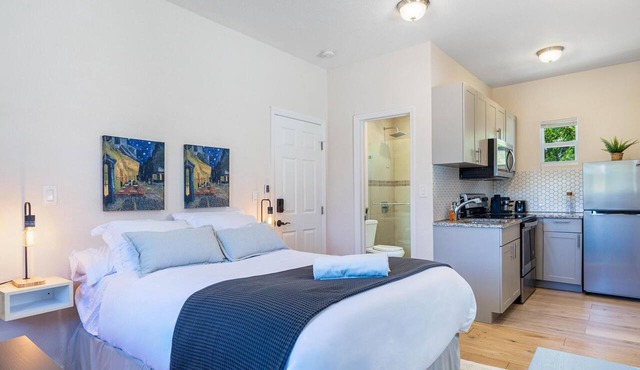 Azure: Mins to Las Olas & Beach, FIFA Perfect