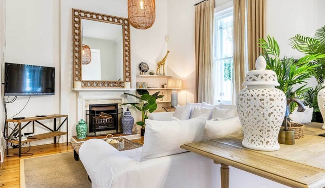 Backup-Powered Gorgeous Luxury Victorian House on Green Point Eco Park