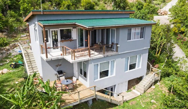 Banana Sweet Top! 2 BEDROOM! Hot Tub and Tesla back up power!