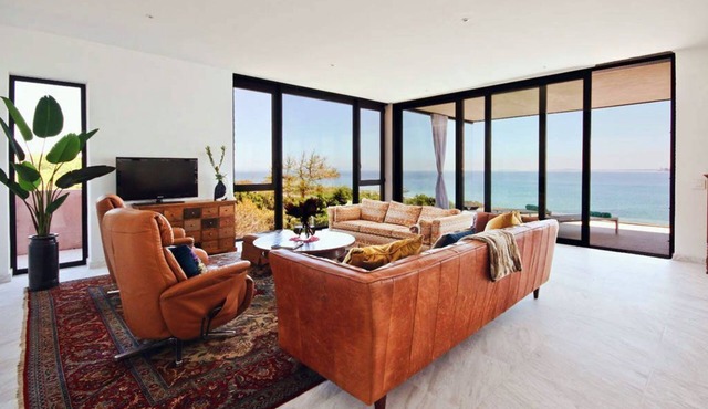 BAYWATCH'S APARTMENT