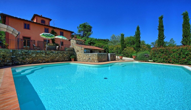 Beautiful private villa with private pool, WIFI, A/C, hot tub, TV, panoramic view, close to Florence