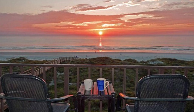 Beachers' Lodge #402 top-floor 1 bedroom condo with stunning oceanfront view