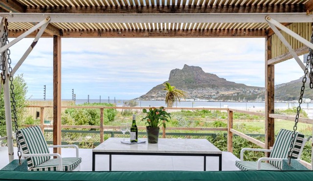 Beachfront 3 Bed With Private Parking & BBQ Area