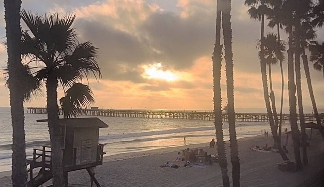 Beachfront Paradise 10 steps from the Beach. Heated Pool, Spa, Sauna. No fees