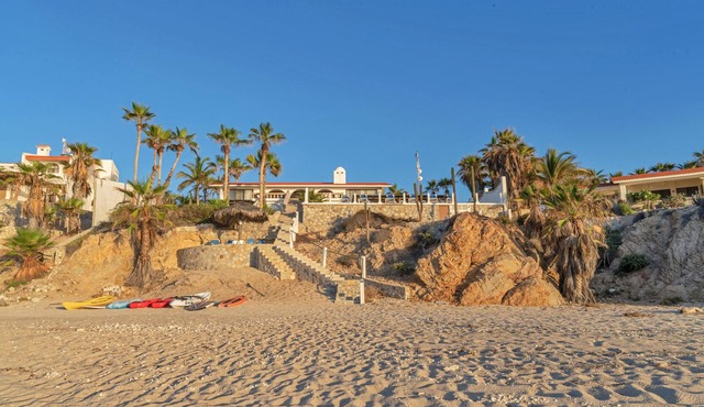 Beachfront Villa + Casitas w/pool. 6 BR