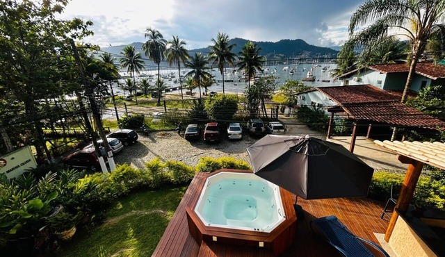 Beautiful house in Angra, with ocean views, beach and 5 minutes from the city center.
