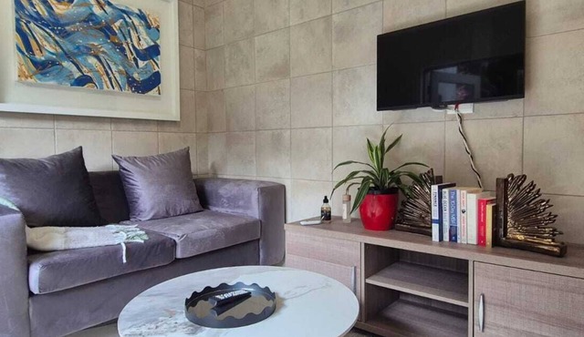 Beautiful 2-bedroom cottage in Johannesburg perfect for a relaxing getaway