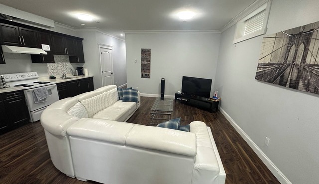 Beautiful 2-bedroom house with WiFi in Vancouver