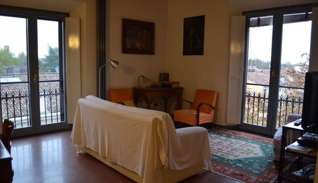 Beautiful and spacious apartment, with garage, in an ancient building in the city center.