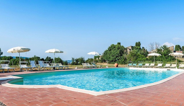 Beautiful apartment in villa for 4 guests with pool, WIFI, TV, terrace and pets allowed