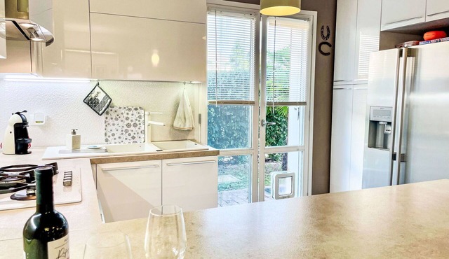 Beautiful apartment for 6 people with A/C, pool, WIFI, TV, pets allowed and parking