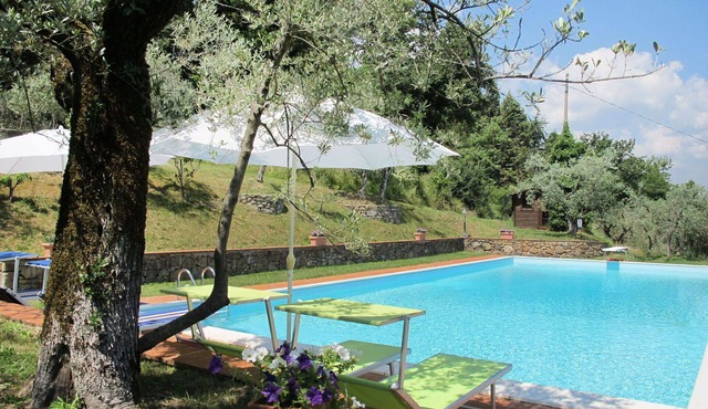 Beautiful apartment in villa for 4 guests with WIFI, pool, TV, patio and pets allowed
