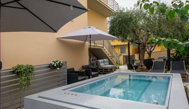 Beautiful apartment for 5 guests with A/C, private pool, WIFI, TV and patio