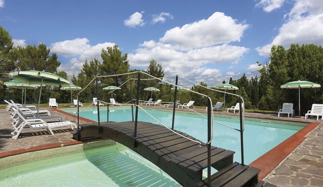 Beautiful apartment in villa for 4 guests with pool, WIFI, terrace and pets allowed