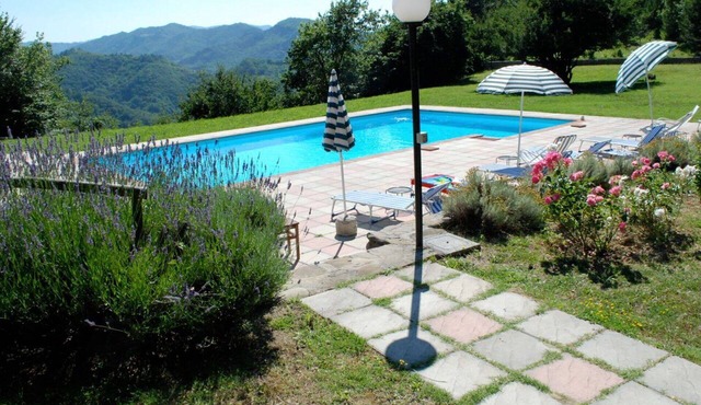 Beautiful apartment in villa with WIFI, pool, TV, pets allowed, panoramic view and parking