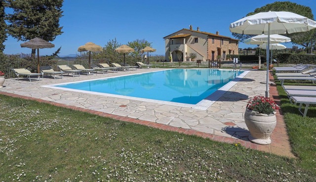 Beautiful apartment in villa for 5 guests with pool, WIFI, TV, terrace, pets allowed and parking