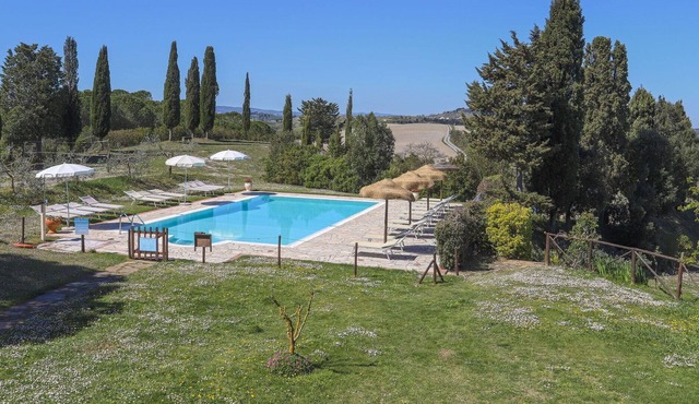 Beautiful apartment in villa for 10 guests with WIFI, pool, TV, terrace, pets allowed and parking