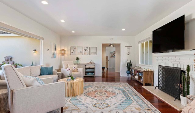 Beautiful Bella Luna, near the beach, Sleeps 8 with Jacuzzi and Firepit!