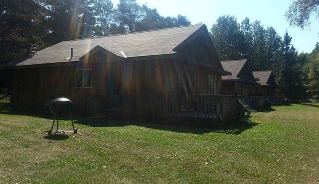 Beautiful Cabin Rental with Private Hot Tub in Sundridge, Ontario