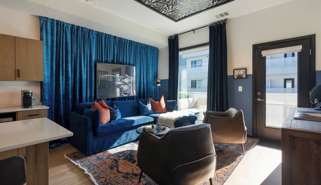 Beautiful Condo in The Gulch. Walk to BRDWY! Pool, Gym, and Covered Parking!