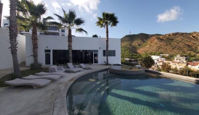 Beautiful Condo With Ocean View only 5 star rating with reduced price