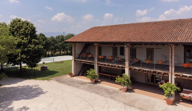 Beautiful farmhouse convenient to Lake Garda, and surrounded by greenery