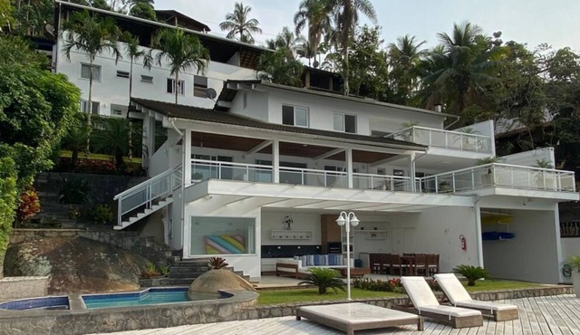 Beautiful House with Magnificent View to Gipoia Island