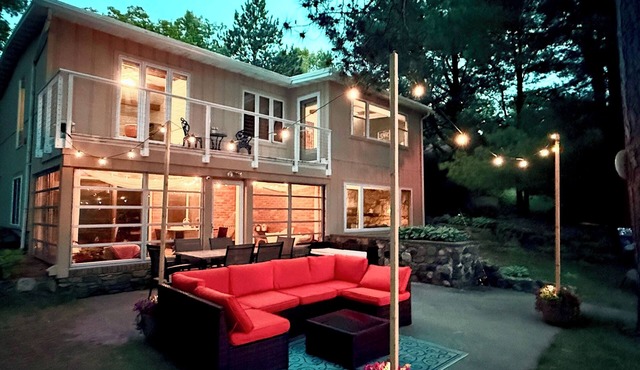 Beautiful Lakefront cabin woodburning fireplace, grill, canoe, SUP, AC, parking.