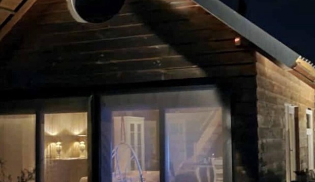 Beautiful lodge with fire place, nearby beach