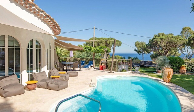 Beautiful private villa for 6 guests with private pool, hot tub, A/C, WIFI, TV and terrace