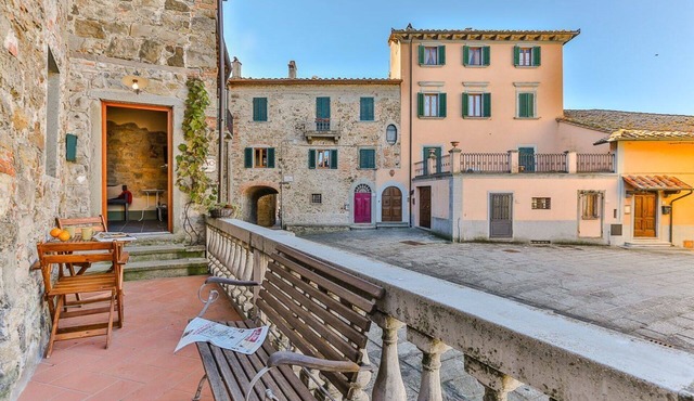 Beautiful private villa for 4 people with A/C, WIFI, patio and pets allowed, close to Arezzo