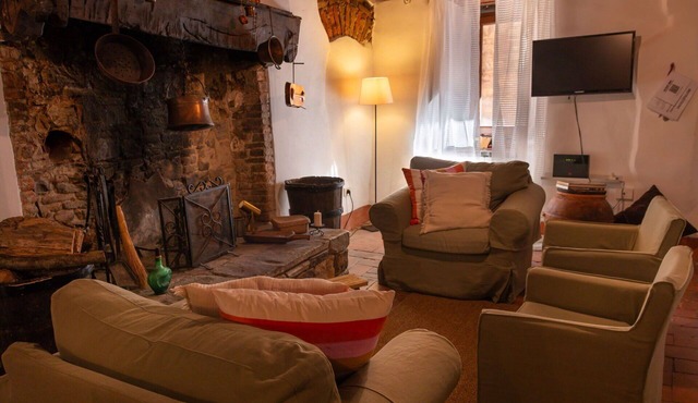 Beautiful private villa for 6 people with WIFI, A/C, TV, patio and pets allowed, close to Arezzo