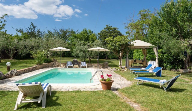 Beautiful private villa for 8 guests with private pool, WIFI, TV, terrace and pets allowed