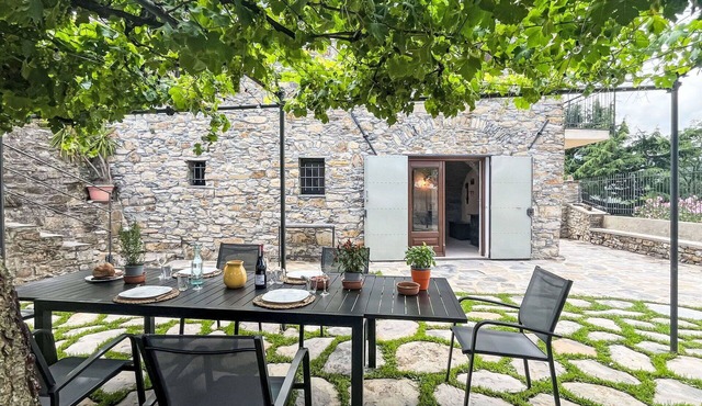 Beautiful private villa for 7 people with WIFI and patio