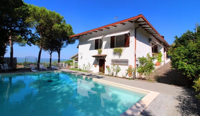 Beautiful private villa for 5 people with pool, WIFI, TV and pets allowed