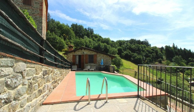 Beautiful private villa for 7 guests with WIFI, private pool, TV, terrace, pets allowed and park...