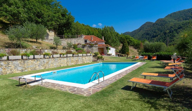 Beautiful private villa for 10 people with WIFI, private pool, TV, patio and pets allowed