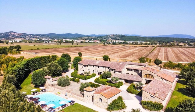 Beautiful villa for 24 guests with WIFI, private pool, TV, pets allowed and parking