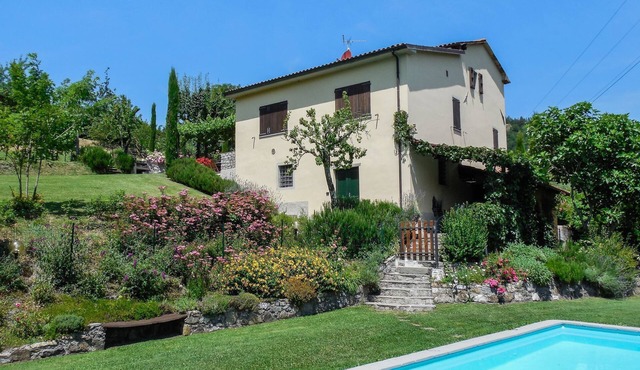 Beautiful villa, private pool WIFI gorgeous gardens & mountain views- peaceful!