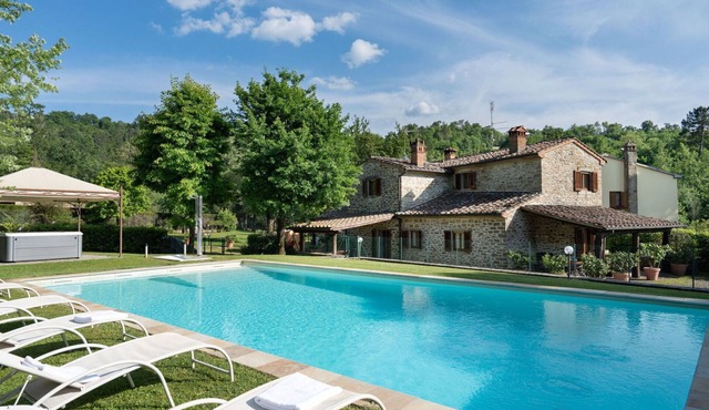 Beautiful villa with A/C, WIFI, private pool, hot tub, TV, patio, panoramic view, close to Arezzo