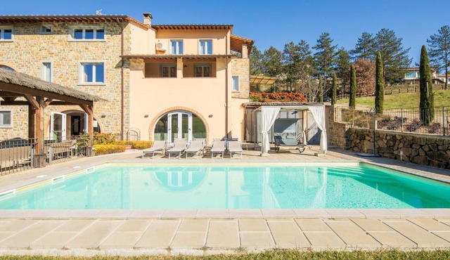 Beautiful villa with private lawn, pool and luxury SPA by VacaVilla